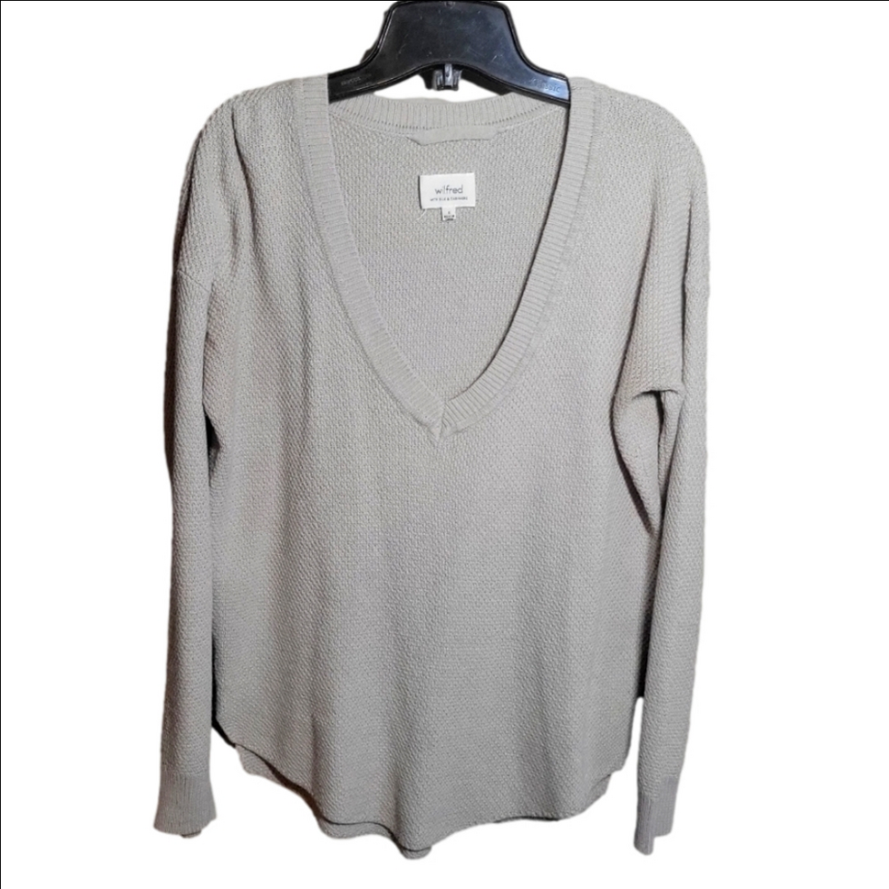 Wilfred with silk & cashmere Small knit V neck oat, cream colour rolled hem